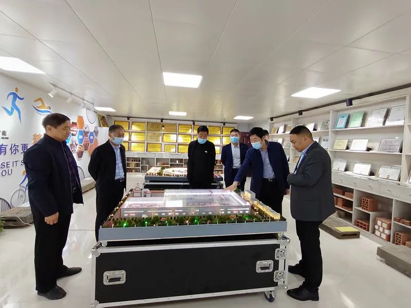 市委宣傳部副部長賈忠順一行在縣紀委書記屠志遠陪同下到亞新公司開展“萬人助萬企”企業(yè)發(fā)展調(diào)研